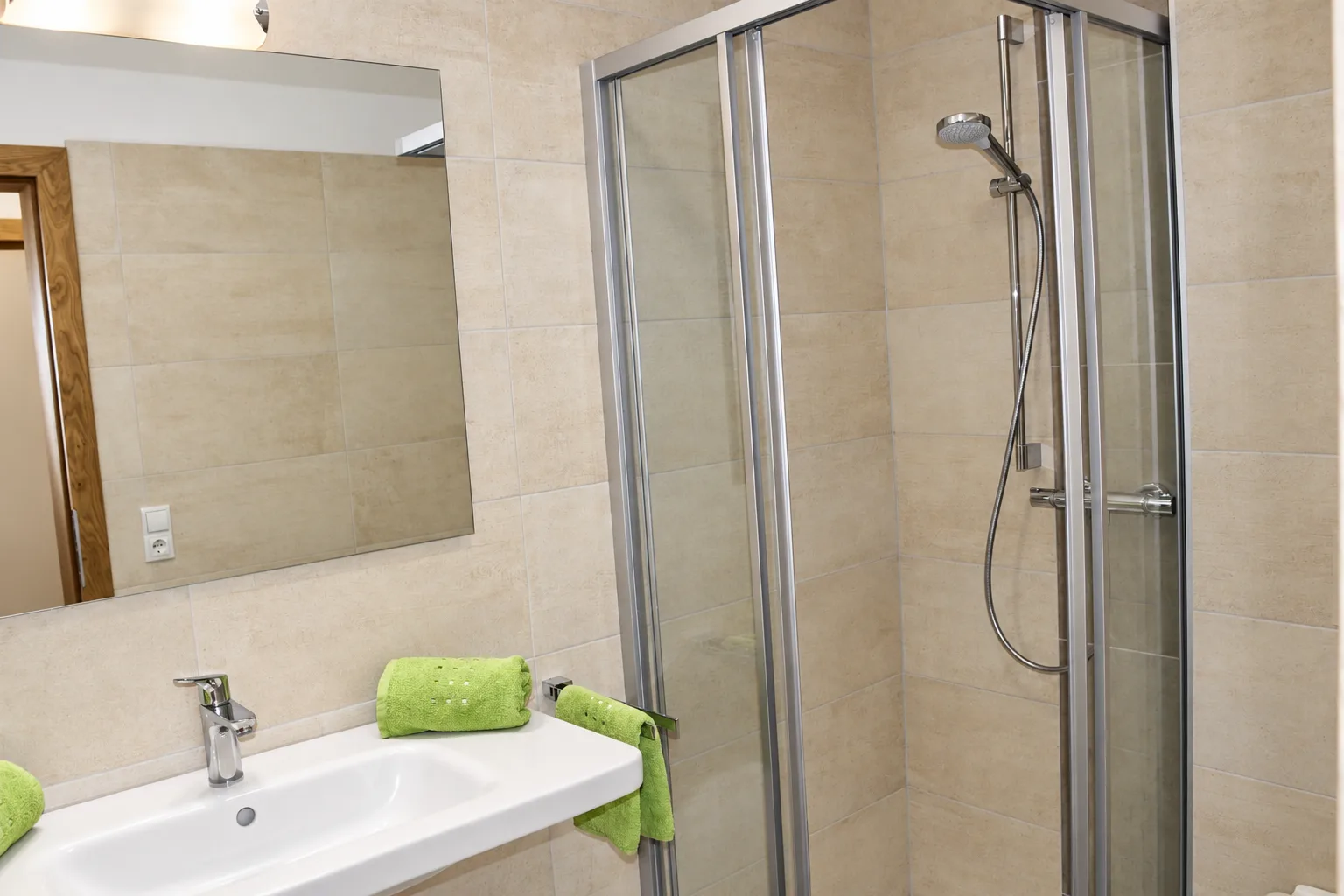 Bad mit Dusche und Waschbecken im Apartment Apart Alpenjuwel