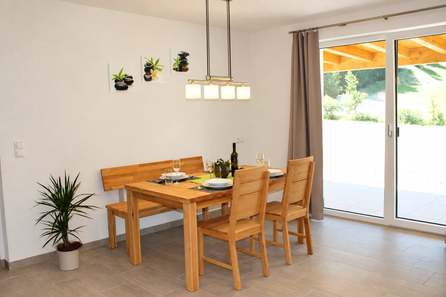 Essbereich mit Holztisch im Apartment Apart Alpenjuwel