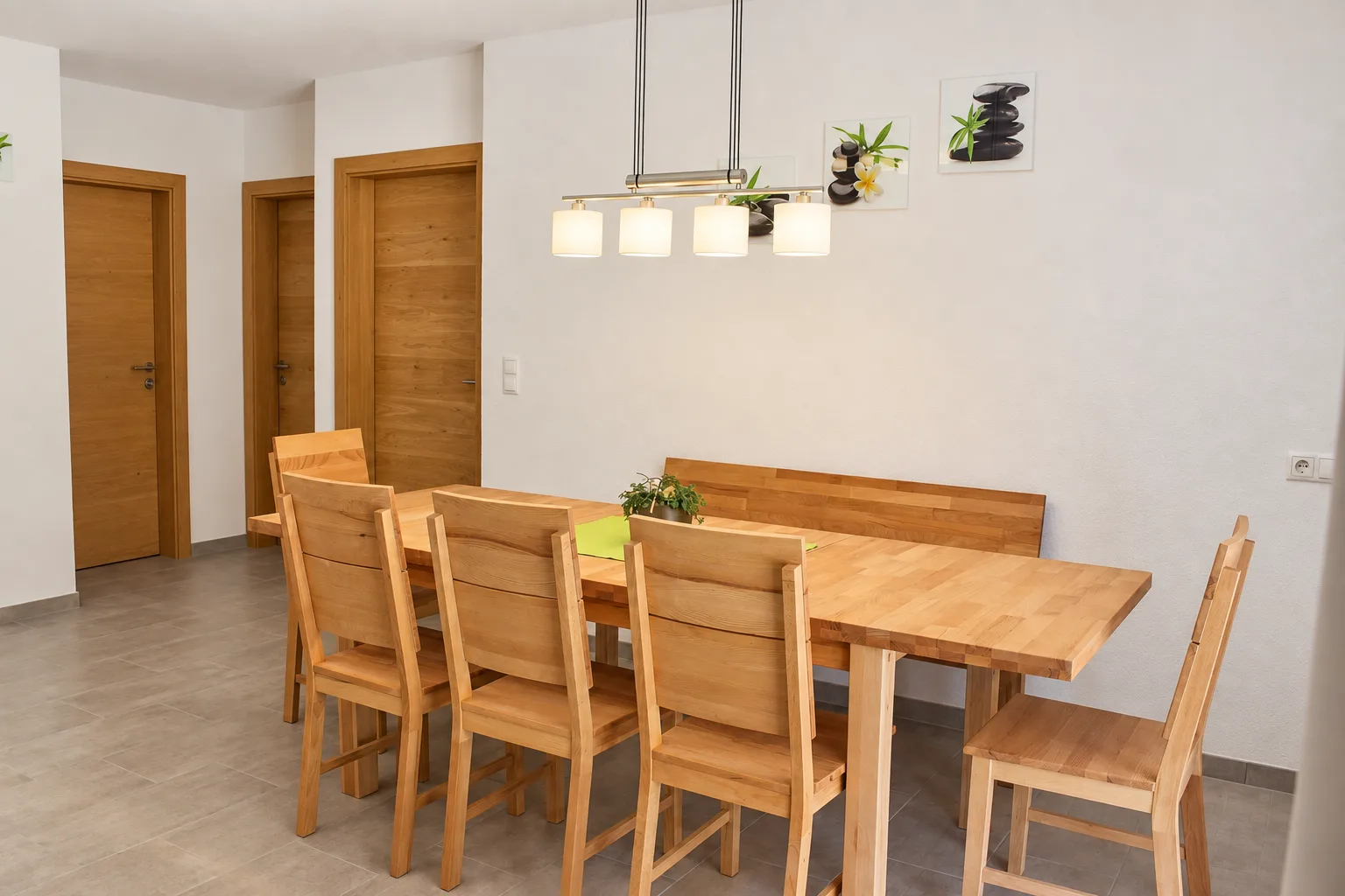 Essbereich mit Holztisch im Apartment Apart Alpenjuwel