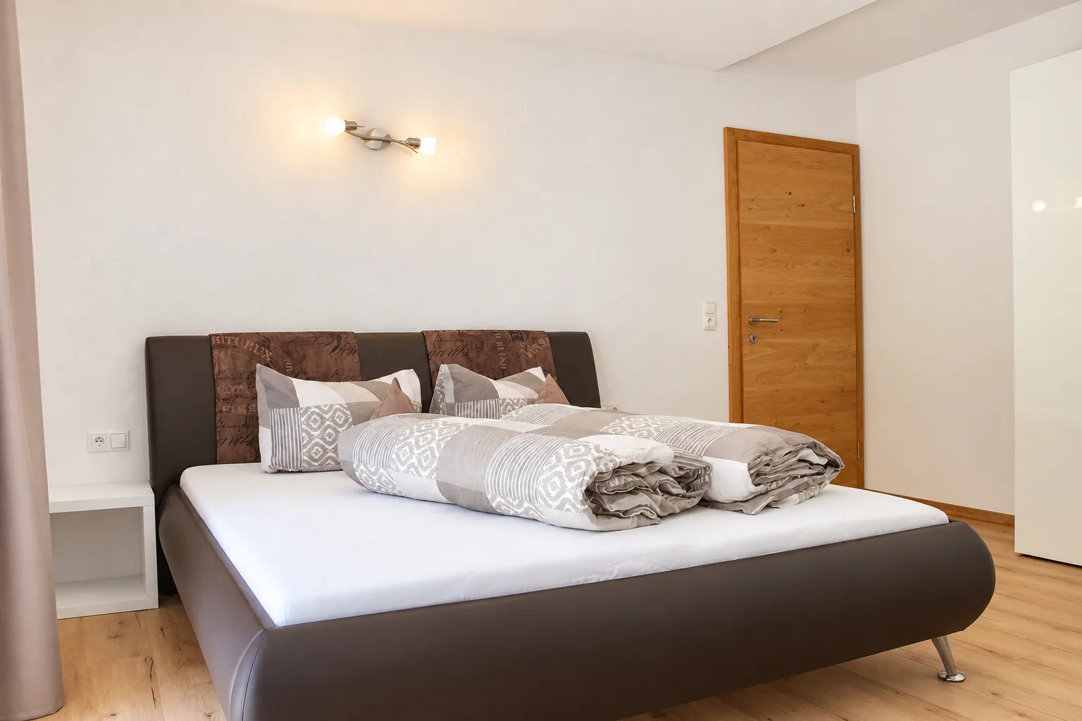 Essbereich mit Holztisch und Terrassentuer im Apartment Apart Alpenjuwel