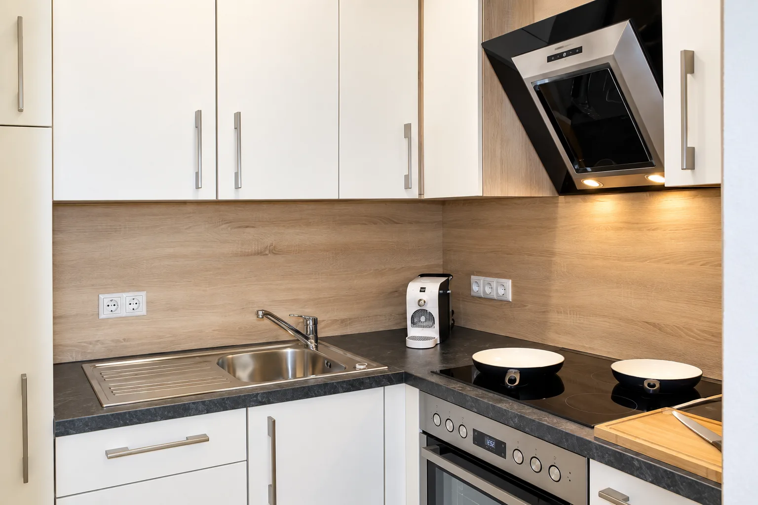 Kueche mit Spuele und Kochfeld im Apartment Apart Alpenjuwel