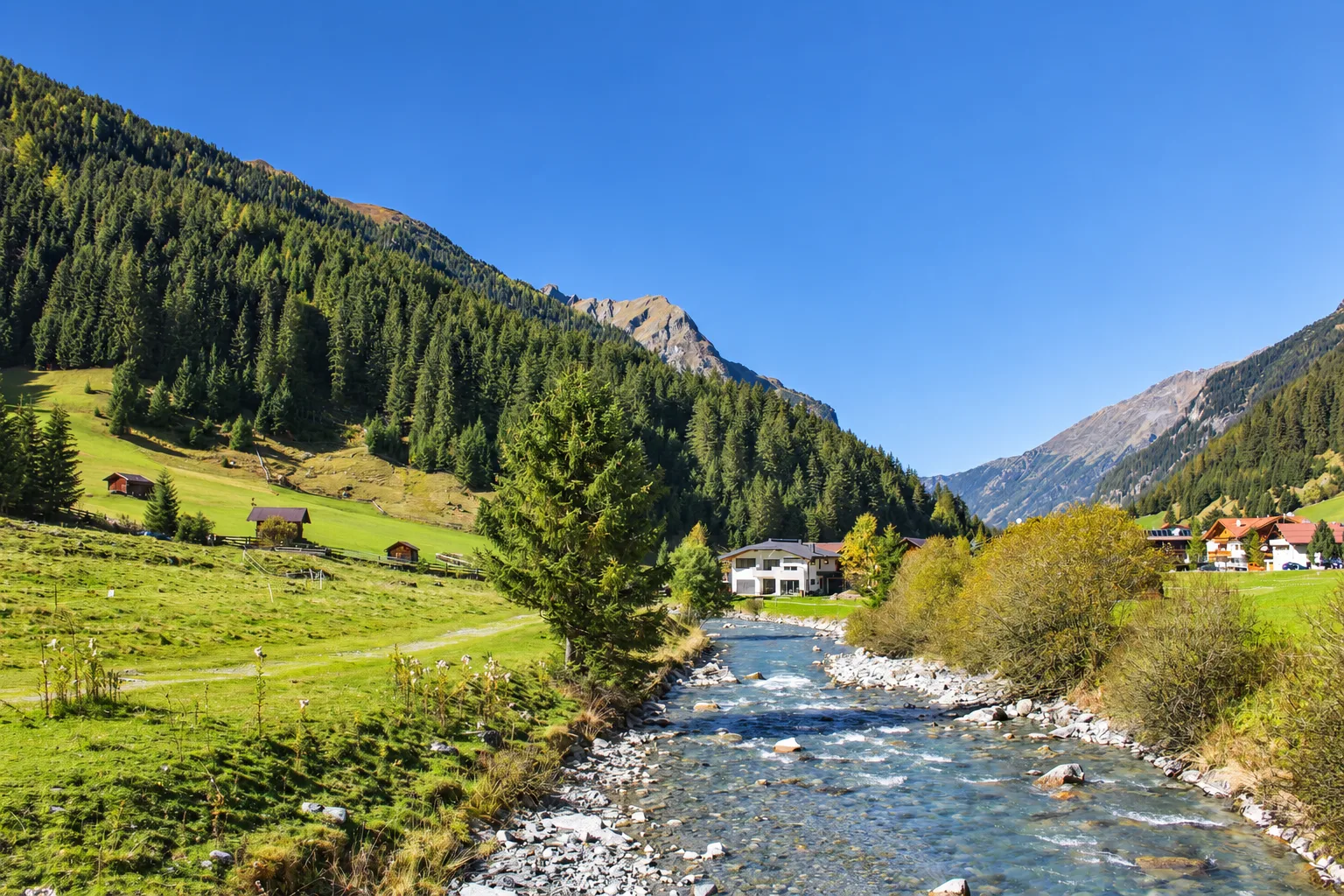 Pitztal mit Bach und Apart Alpenjuwel