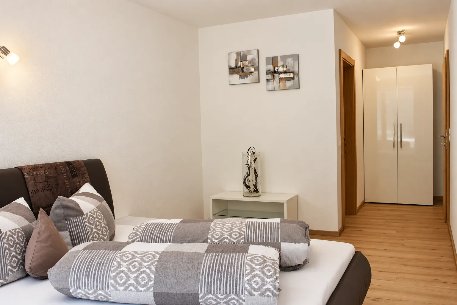 Schlafzimmer mit Schrank und Flur im Apartment Apart Alpenjuwel