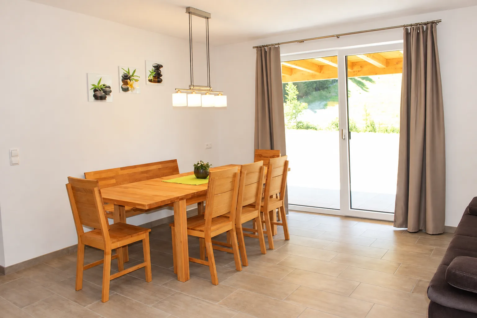 Schlafzimmer mit Doppelbett und Holztuer im Apartment Apart Alpenjuwel
