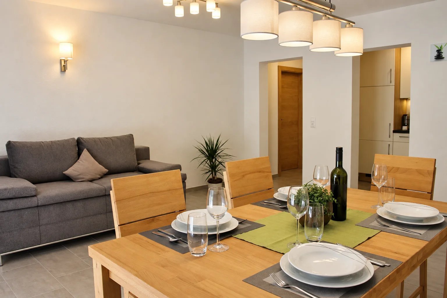 Wohnbereich mit gedecktem Esstisch im Apartment Apart Alpenjuwel