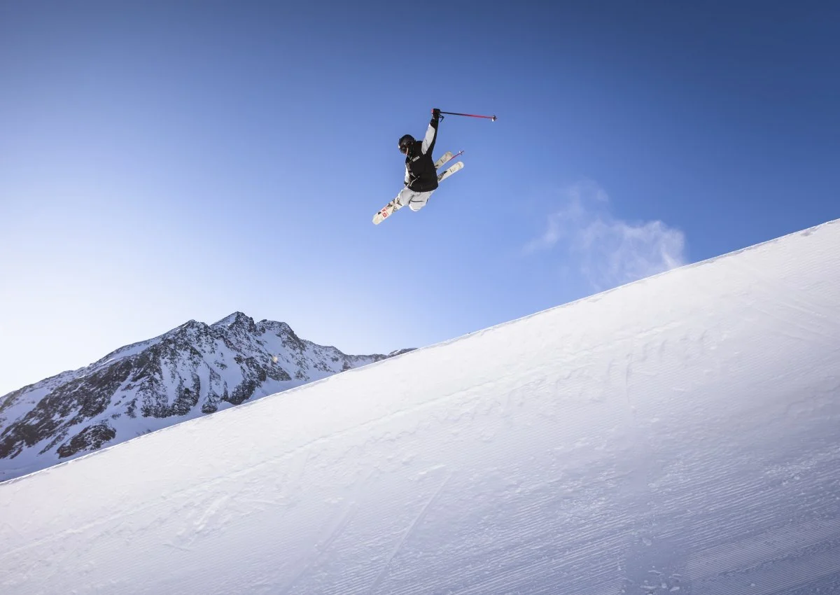 Skitourengeher in verschneiter Berglandschaft
